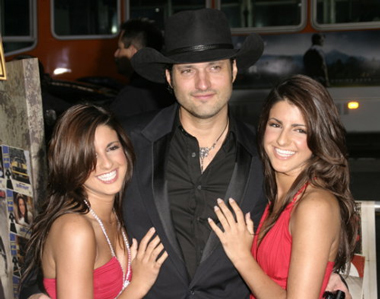 Electra y Elise Avellán con su tío