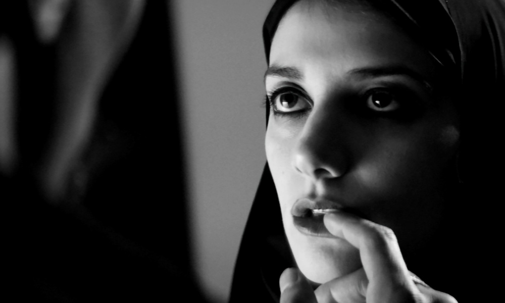 ‘A Girl Walks Home Alone at Night de Ana Lily Amirpour, una solitaria vampira iraní